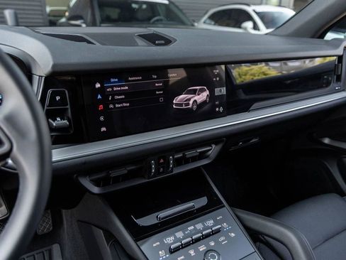Used 2025 Porsche Cayenne image 71