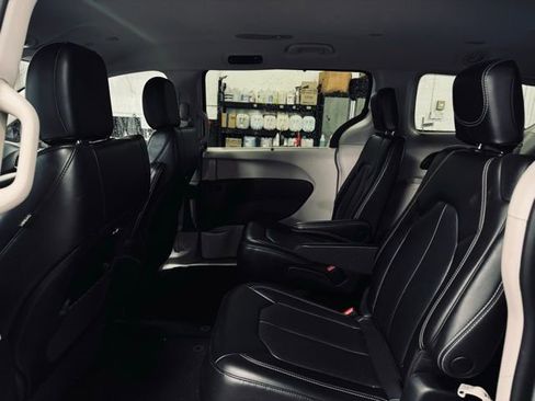 Certified 2023 Chrysler Pacifica Touring-L FWD image 20