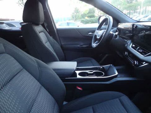 Used 2025 Chevrolet Equinox LT FWD image 13