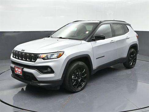 Used 2024 Jeep Compass Latitude w/ Altitude Special Edition AWD/4WD image 1