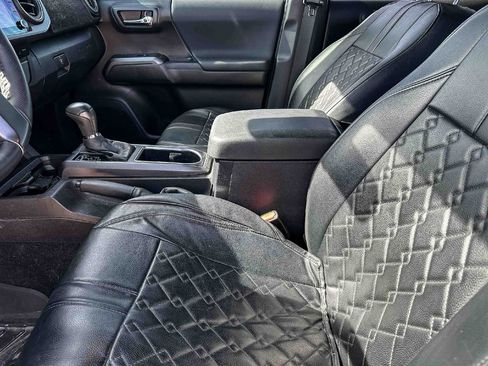 Used 2022 Toyota Tacoma TRD Sport w/ Technology Package image 5