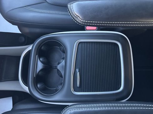 Used 2024 Chrysler Pacifica Touring-L image 32