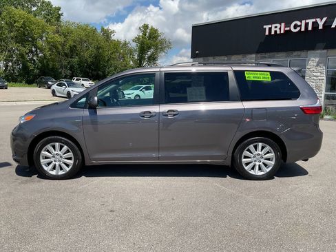 Used 2017 Toyota Sienna LE AWD/4WD image 3