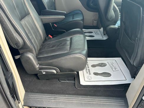 Used 2013 Chrysler Town & Country Touring-L w/ Driver Convenience Group image 11