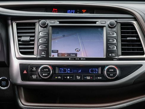 Used 2018 Toyota Highlander Limited FWD image 3