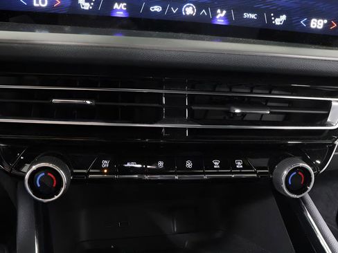 Used 2025 Chevrolet Traverse LT w/ Midnight/Sport Edition FWD image 9