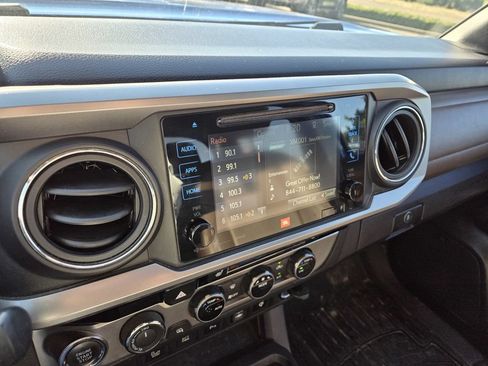 Used 2017 Toyota Tacoma Limited AWD/4WD image 17