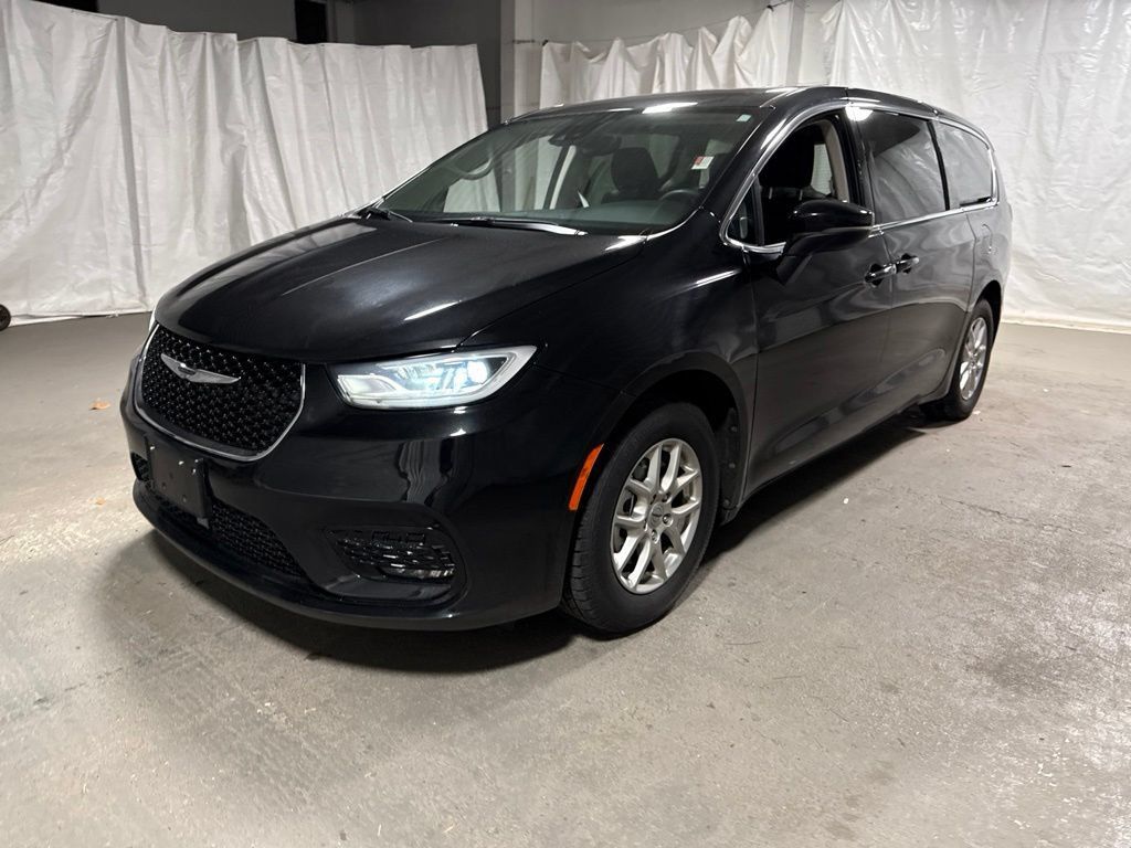 Used 2023 Chrysler Pacifica Touring-L FWD image 3