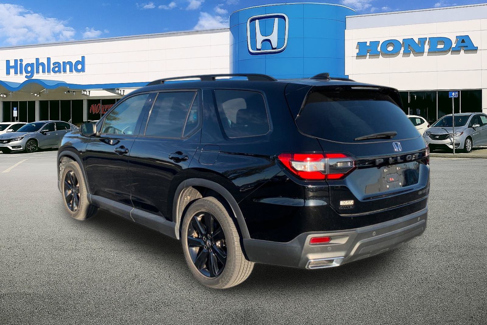 Used 2025 Honda Pilot Black Edition image 3
