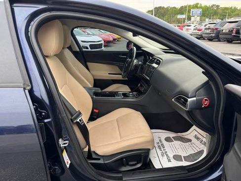 Used 2018 Jaguar XE Premium image 9