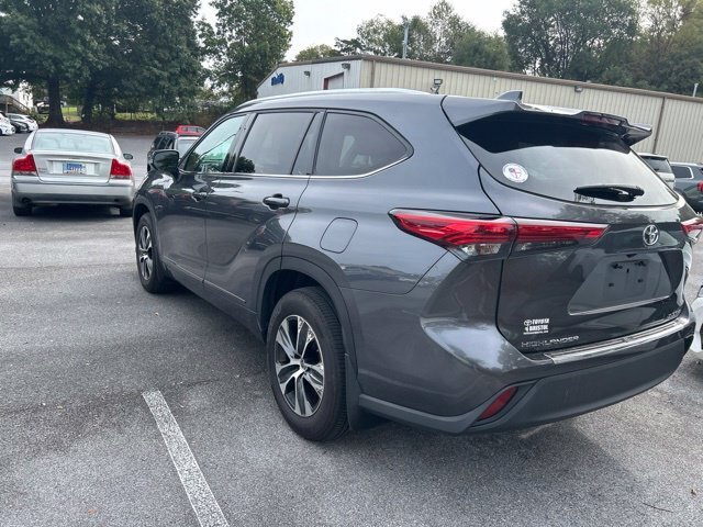 Used 2020 Toyota Highlander XLE AWD/4WD image 3