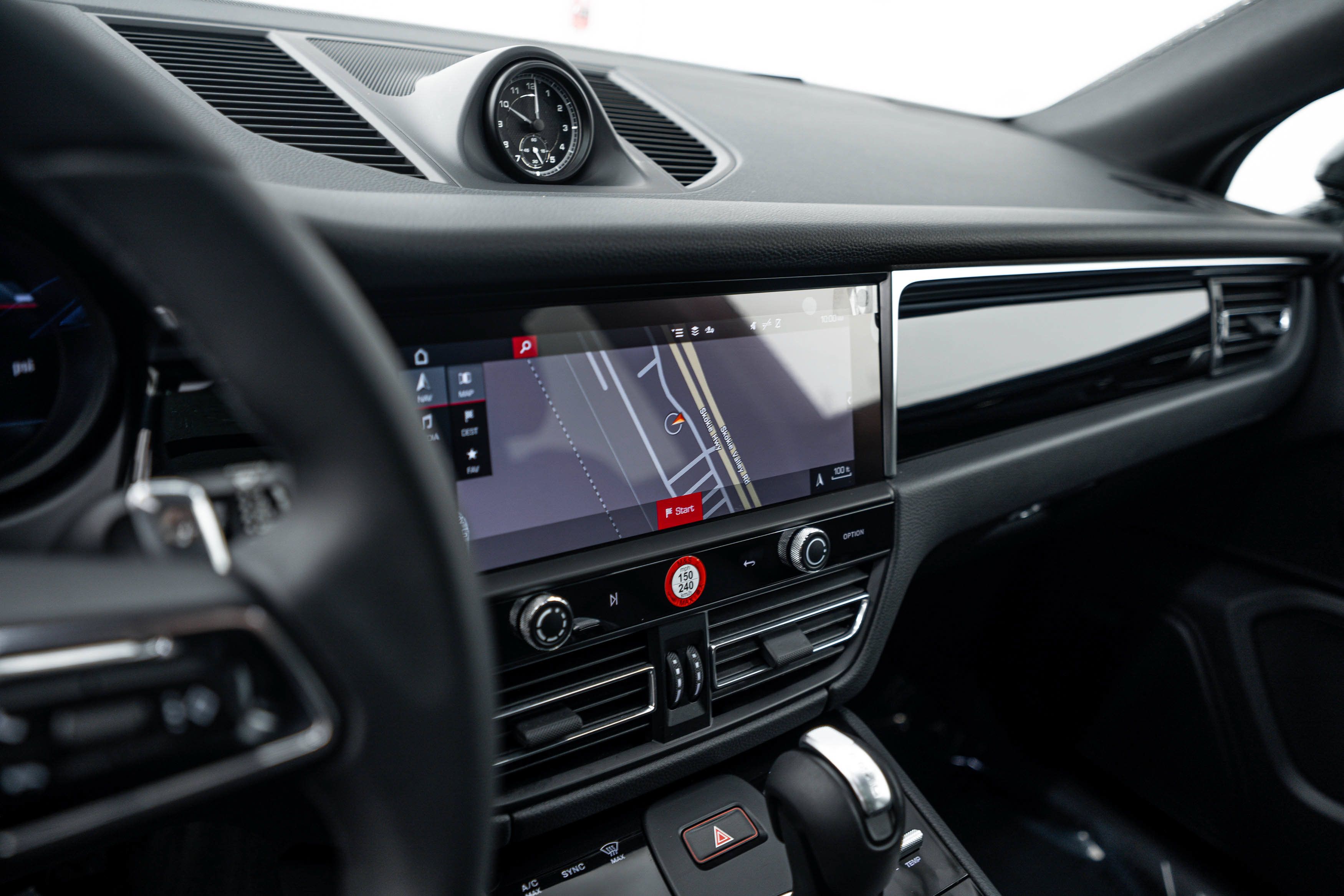 Certified 2026 Porsche Macan AWD/4WD image 13