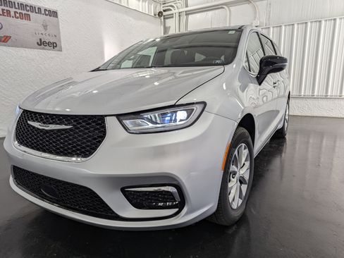 New 2026 Chrysler Pacifica Limited w/ Trailer Tow Group image 3