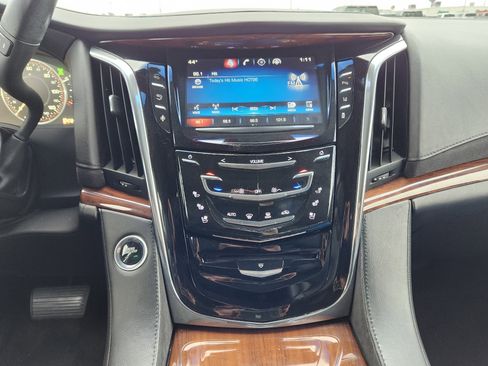 Used 2015 Cadillac Escalade Luxury image 19