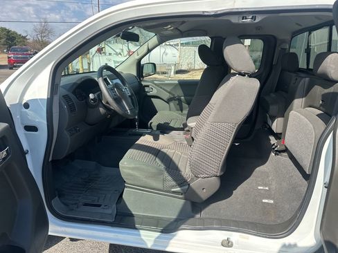 Used 2019 Nissan Frontier SV image 11