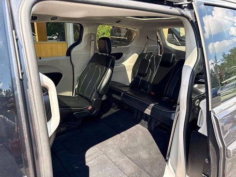 Used 2020 Chrysler Pacifica Limited FWD image 16