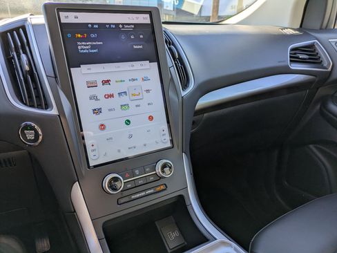 Used 2024 Ford Edge SEL w/ Convenience Package image 16