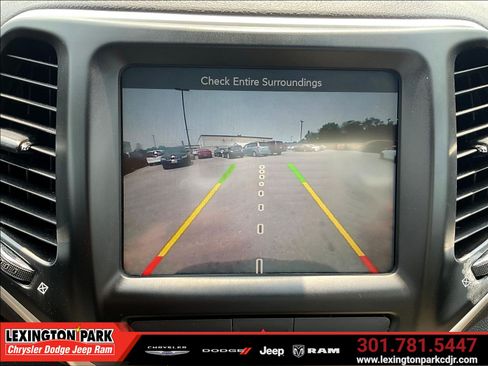 Used 2017 Jeep Cherokee Latitude w/ Comfort/Convenience Group AWD/4WD image 14