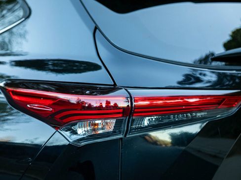 Used 2021 Toyota Highlander XLE image 8