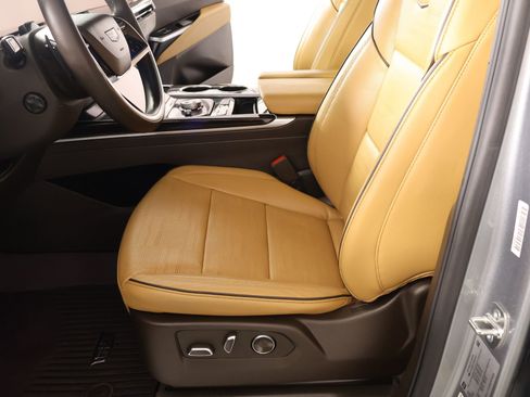 Used 2026 Cadillac Escalade Luxury w/ LPO, Floor Liner Package image 13