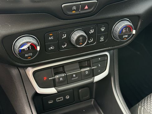 Used 2024 GMC Terrain SLE w/ Driver Convenience Package image 22