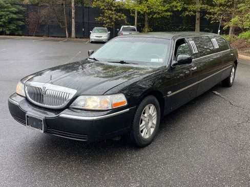 Used 2011 Lincoln Town Car Executive RWD image 1