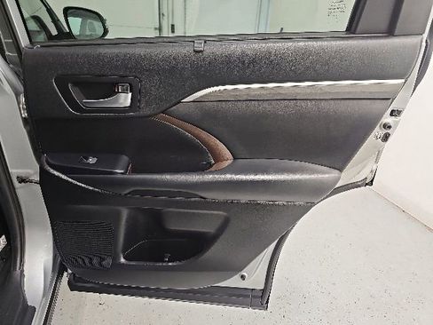 Used 2019 Toyota Highlander Limited AWD/4WD image 36
