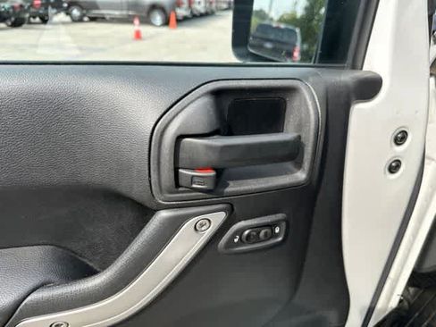 Used 2014 Jeep Wrangler Unlimited Sahara w/ Connectivity Group AWD/4WD image 8