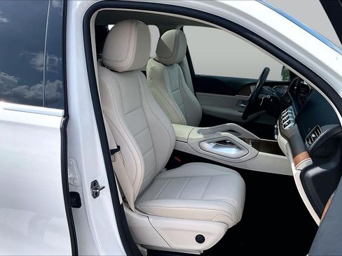 Used 2024 Mercedes-Benz GLS 450 4MATIC image 9