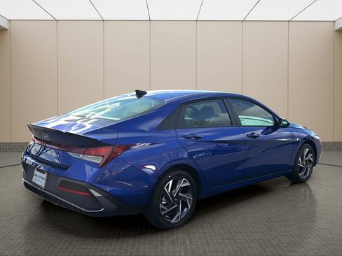 Certified 2025 Hyundai Elantra Sport image 13