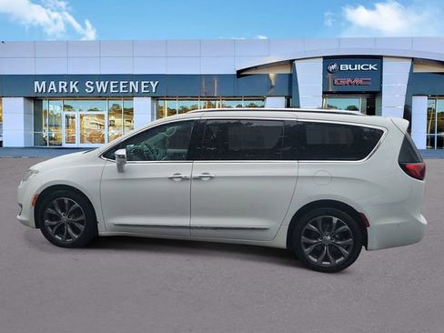 Used 2017 Chrysler Pacifica Limited w/ UConnect Theater Package FWD image 2