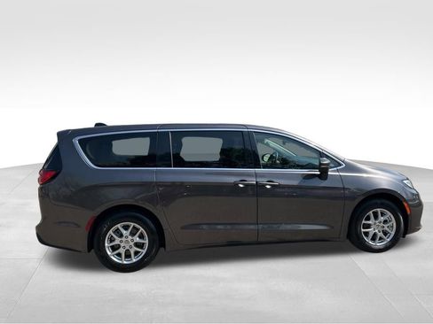Used 2023 Chrysler Pacifica Touring-L FWD image 7