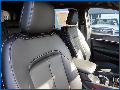 Certified 2025 Jeep Grand Cherokee Limited image 9