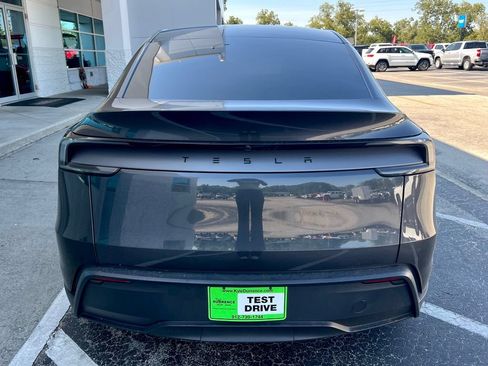 Used 2026 Tesla Model Y 2WD image 8