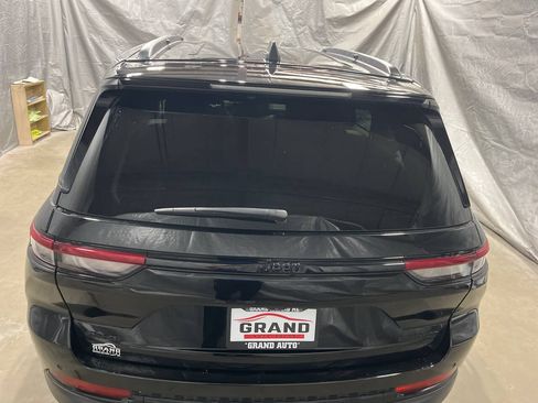 Used 2023 Jeep Grand Cherokee Limited w/ Black Appearance Package AWD/4WD image 10