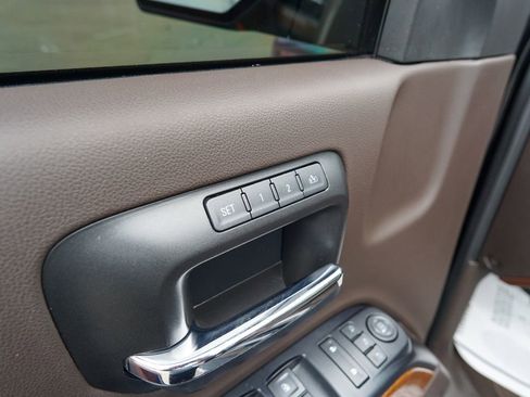 Used 2018 Chevrolet Silverado 1500 High Country image 18