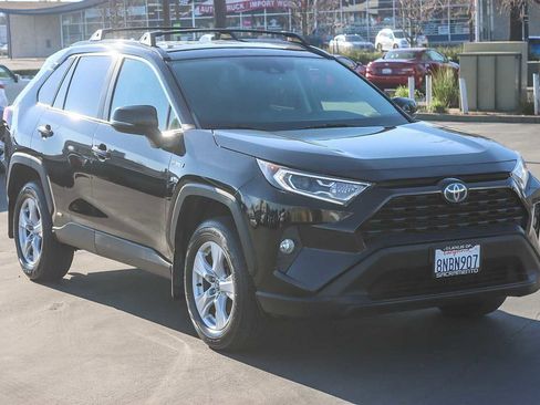 Used 2020 Toyota RAV4 XLE image 5