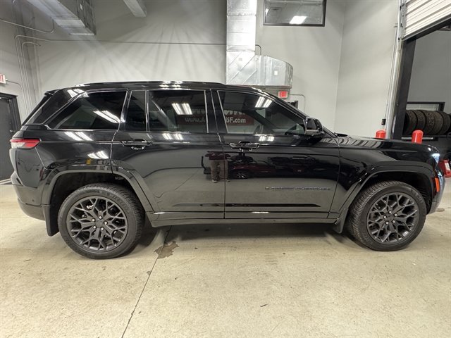 Used 2023 Jeep Grand Cherokee Summit AWD/4WD image 9