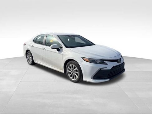 Used 2021 Toyota Camry LE image 7