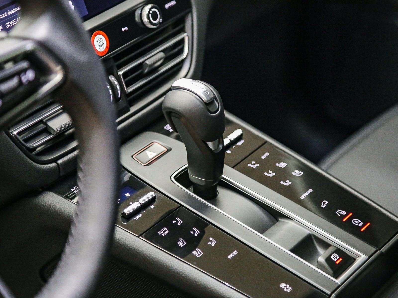 Certified 2025 Porsche Macan AWD/4WD image 25