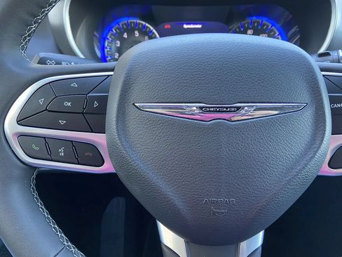 Used 2025 Chrysler Pacifica Select FWD image 15