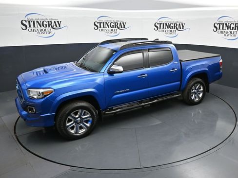 Used 2017 Toyota Tacoma Limited w/ Exterior Package AWD/4WD image 20