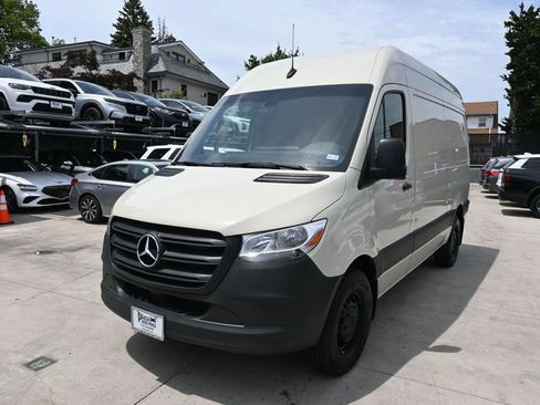 Used 2024 Mercedes-Benz Sprinter 2500 image 2