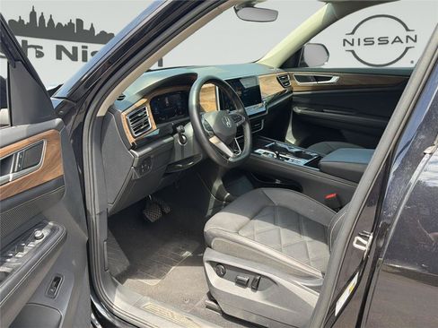 Used 2025 Volkswagen Atlas SE AWD/4WD image 9