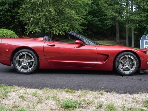 Used 2004 Chevrolet Corvette Convertible w/ Preferred Equipment Group RWD image 9
