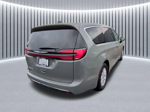 Used 2023 Chrysler Pacifica Touring-L FWD image 9