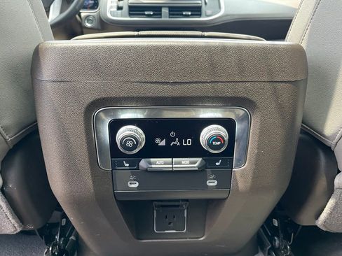 Used 2023 GMC Yukon XL SLT w/ SLT Luxury Package AWD/4WD image 28
