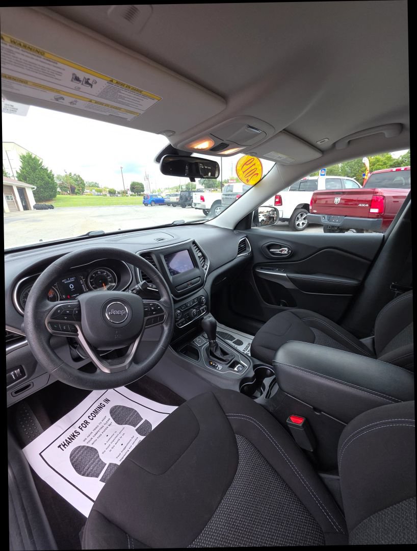 Used 2019 Jeep Cherokee Latitude w/ Popular Appearance Group FWD image 13