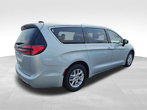 Used 2023 Chrysler Pacifica Touring-L FWD image 5