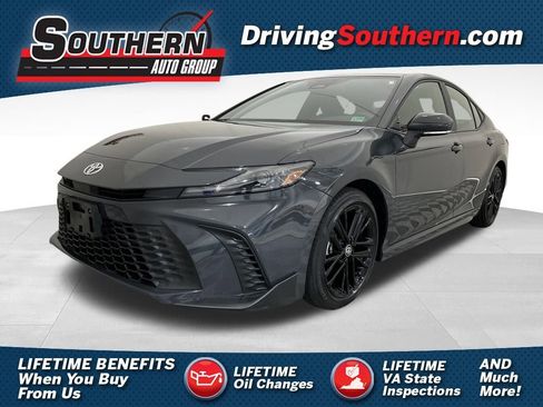 Used 2025 Toyota Camry SE image 1